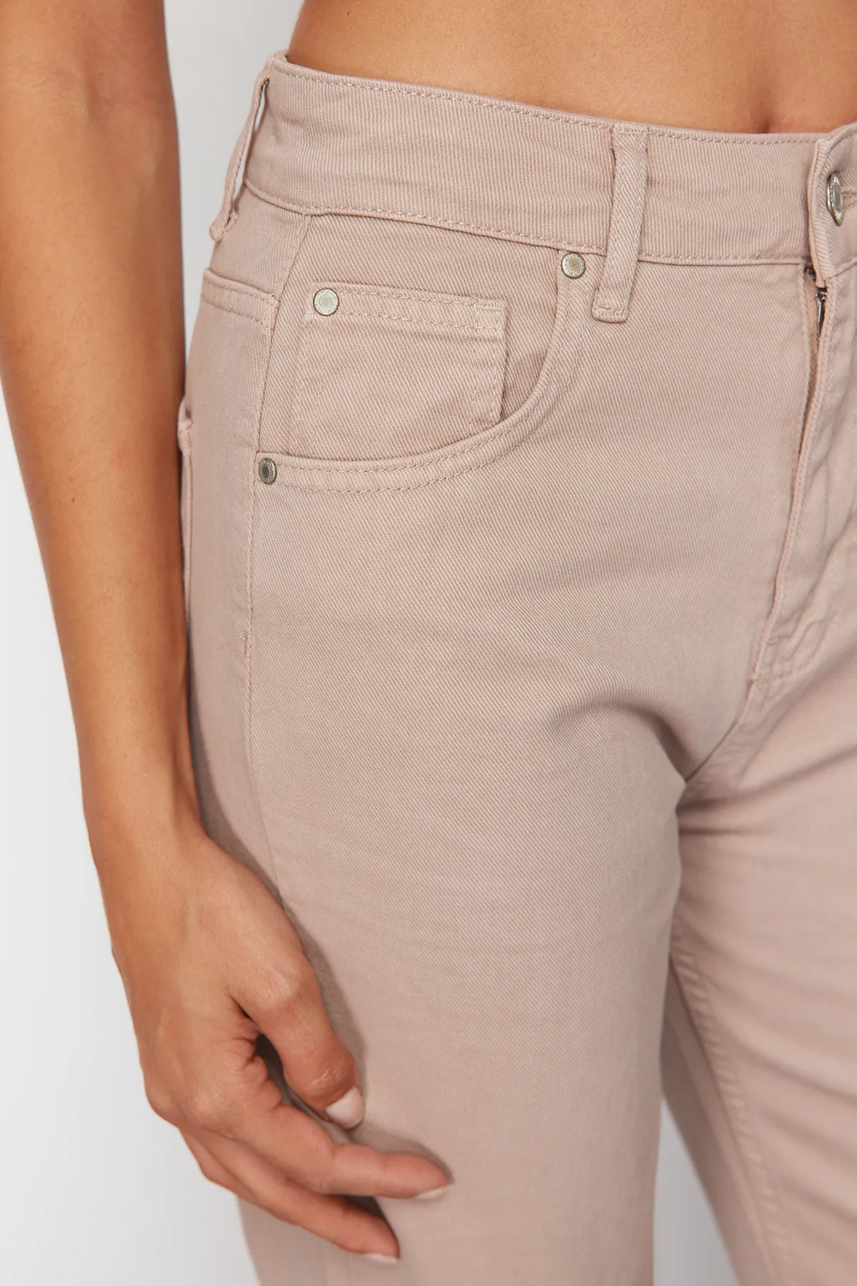 Trendyol Collection  Nerzfarbene Jeans mit weitem Bein und hoher Taille TWOSS23JE00068