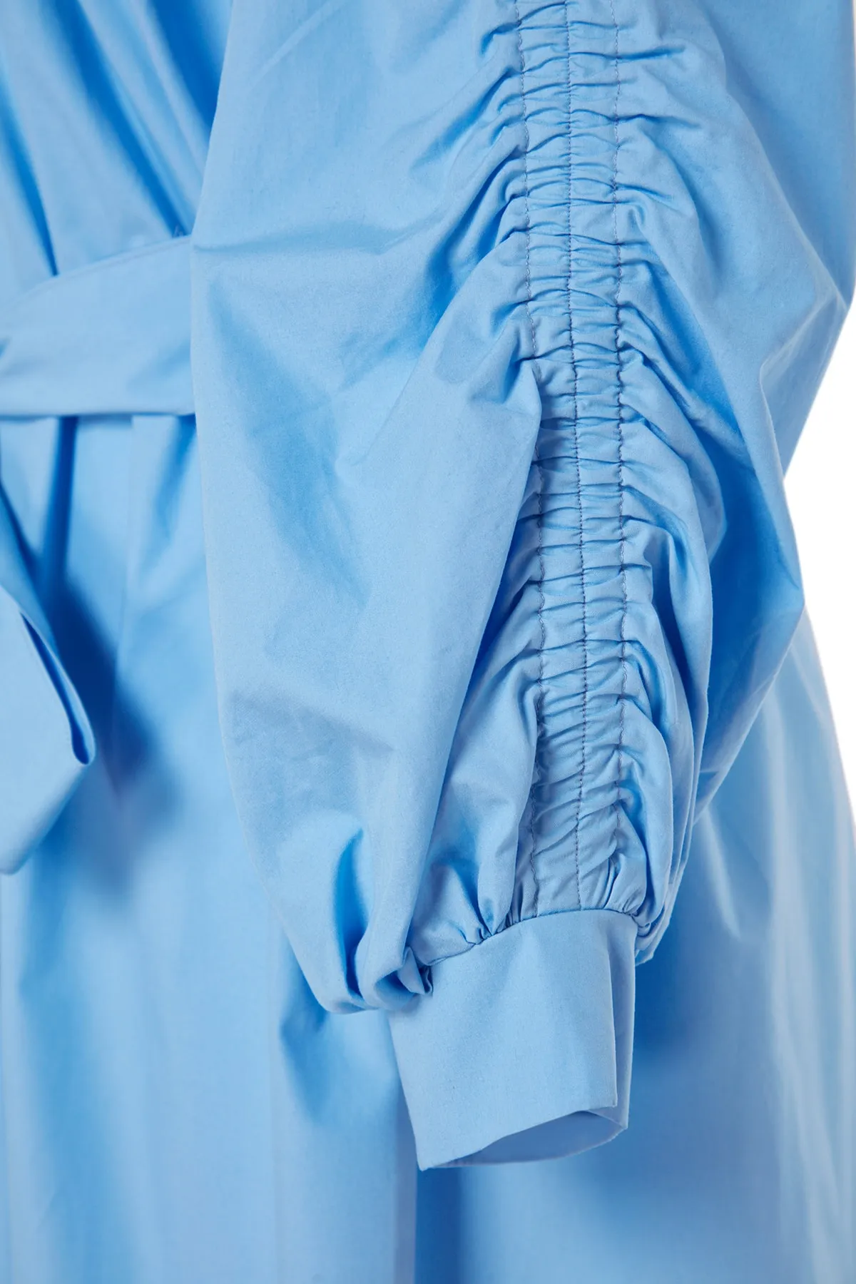 Trendyol Modest  X Kevser Sarıoglu Blaues gewebtes Kleid mit Gürtelkragen, Faltendetails an den Ärmeln und gerafften Ärmeln TCLSS23EB00010