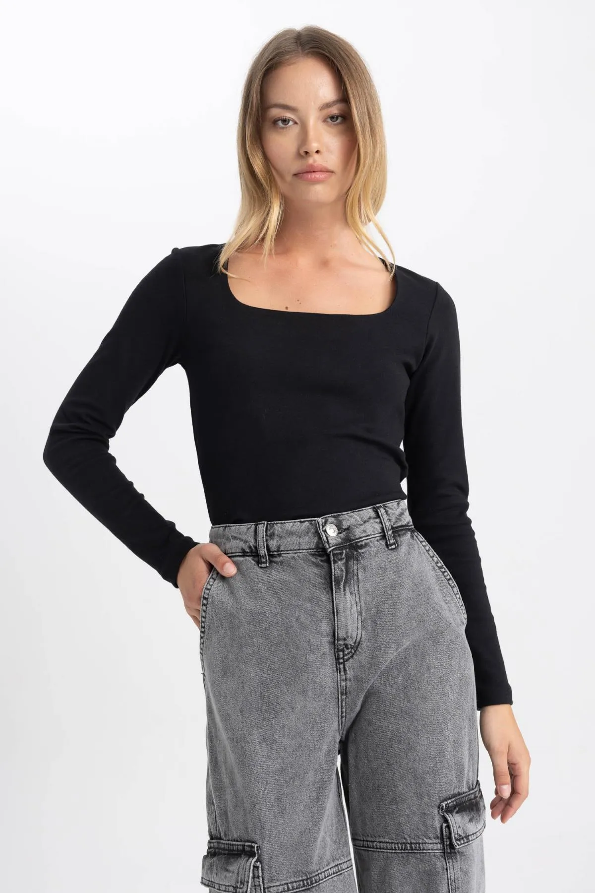 DeFacto  Slim Fit T-Shirt mit eckigem Ausschnitt und langen Ärmeln B2067ax23au