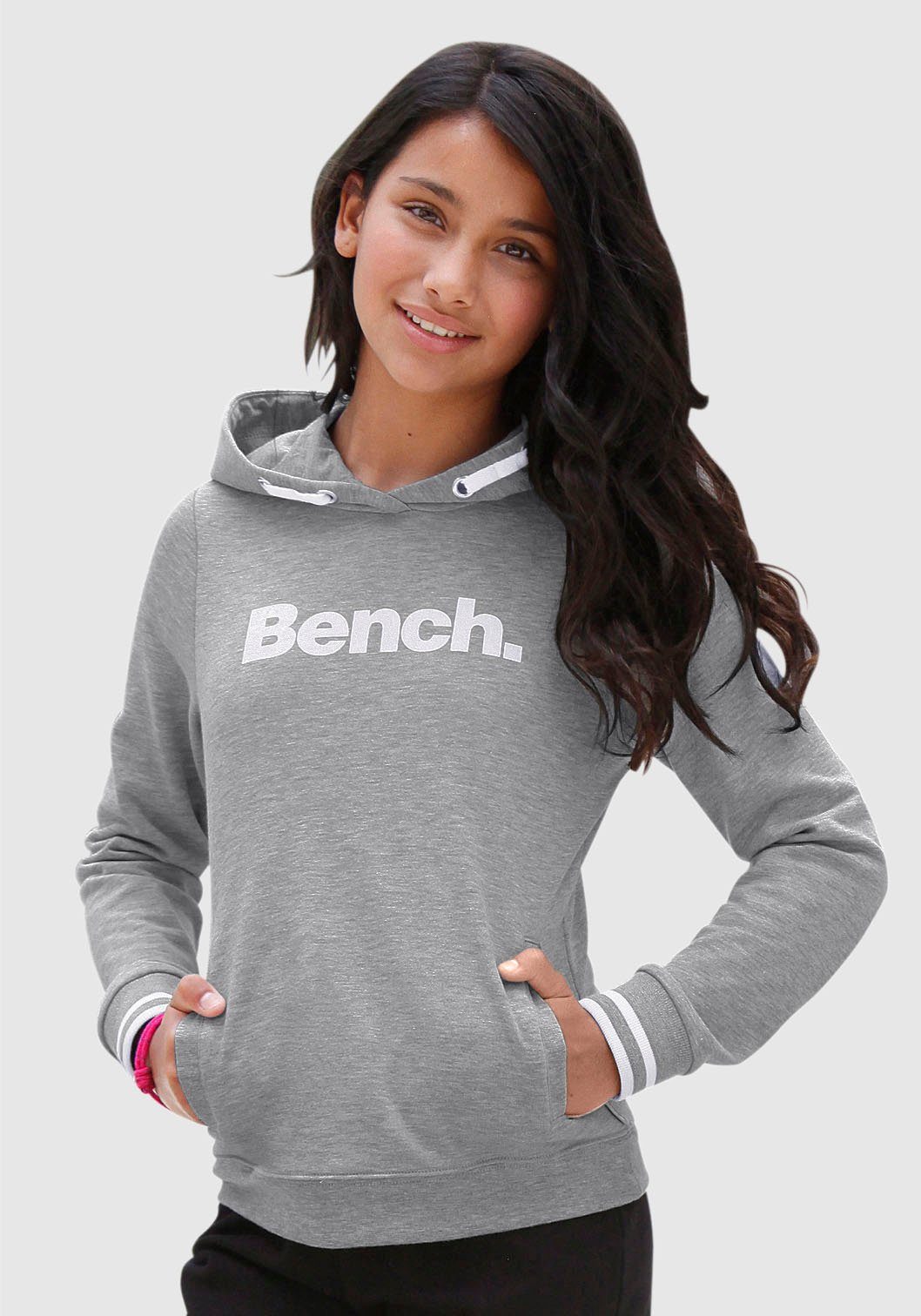 Bench. Kapuzensweatshirt mit Frontdruck