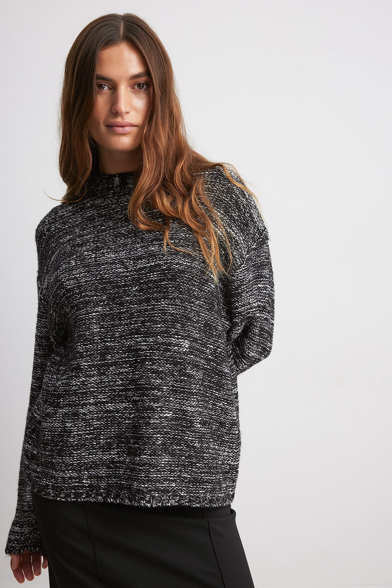 Hochgeschnittener Melange-Strickpullover