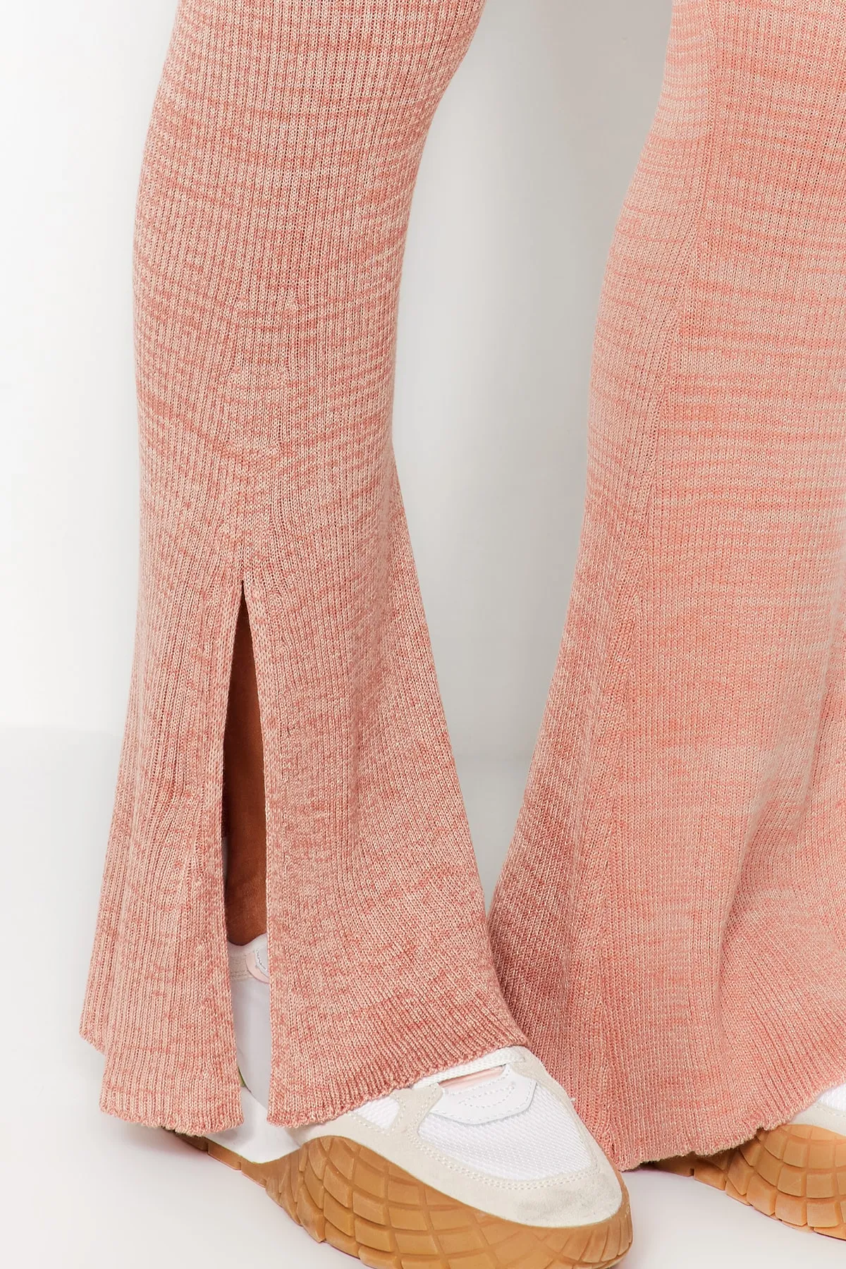 Trendyol Collection  Dusty Rose Strickhose mit ausgestelltem Bein TWOAW24PL00004