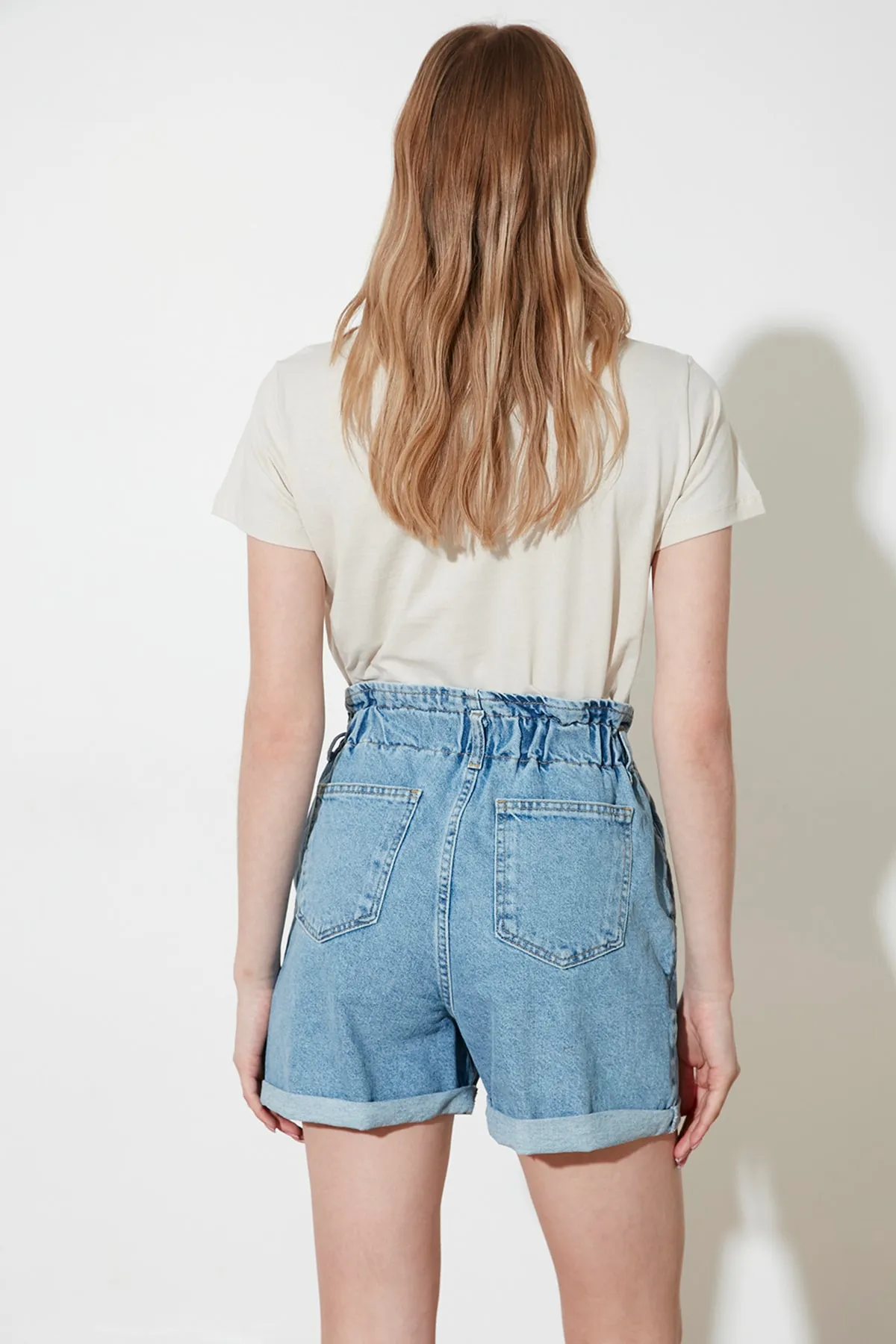 Trendyol Collection  Blaue, nachhaltigere Jeansshorts mit Knopfleiste vorne TWOSS20SR0319