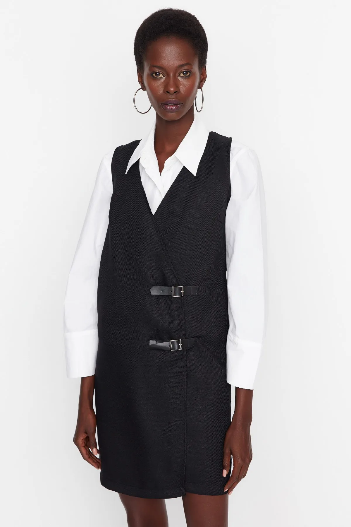 Trendyol Collection  Schwarzes, zweireihiges Mini-Gilet-Webkleid mit Gürtel und detailliertem Ausschnitt TWOAW21EL0158