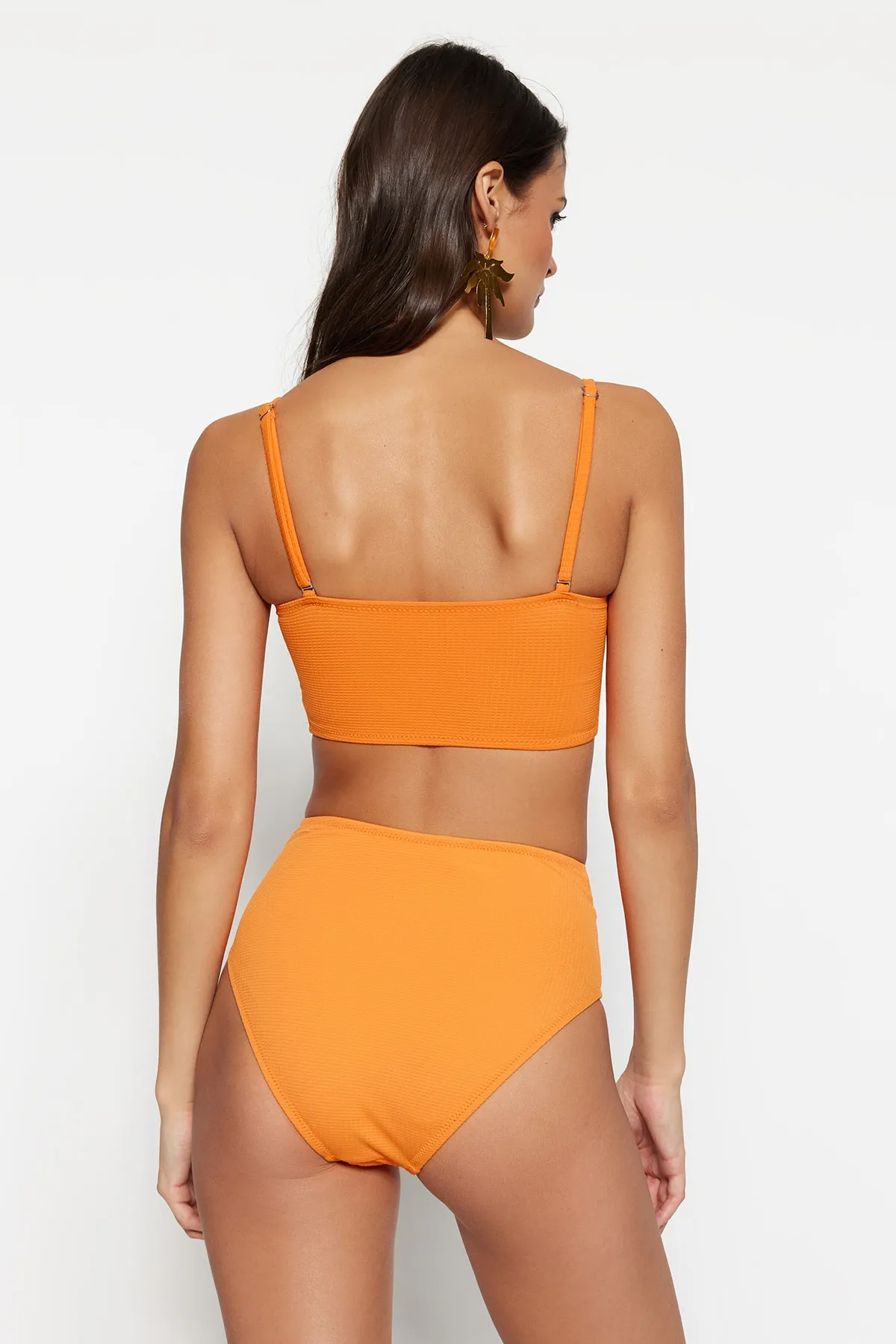 Trendyol Collection  Orangefarbene strukturierte V-Schnitt-Bikinihose mit hoher Taille und normalem Beinverlauf TBESS22BA0122