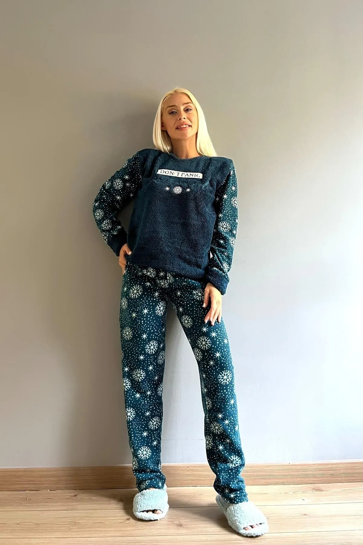 Pijamaevi  Petrolgrünes Dont Panic gemustertes Plüsch-Pyjama-Set für Damen