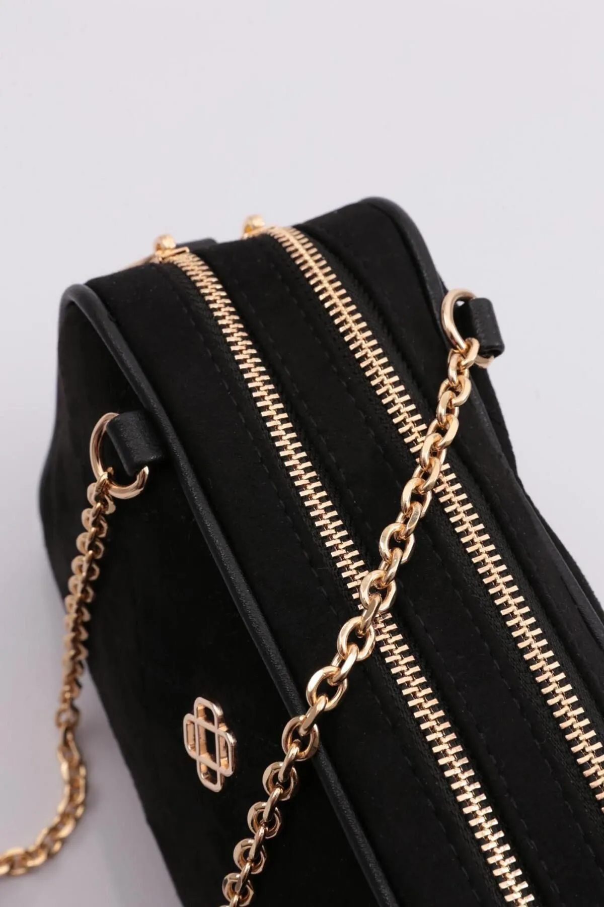 DGN  037 Damen-Tasche aus schwarzem Wildleder mit Doppelöse und Kette