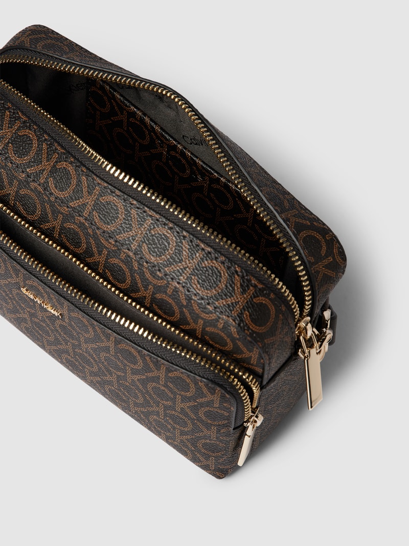 Handtasche mit Logo-Muster und Label-Detail in dunkelbraun