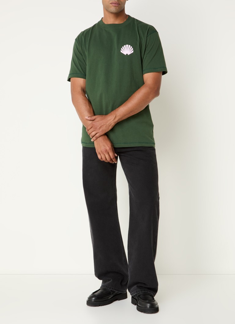 New Amsterdam Surf Association -t-paita, jossa logo ja painatus takana