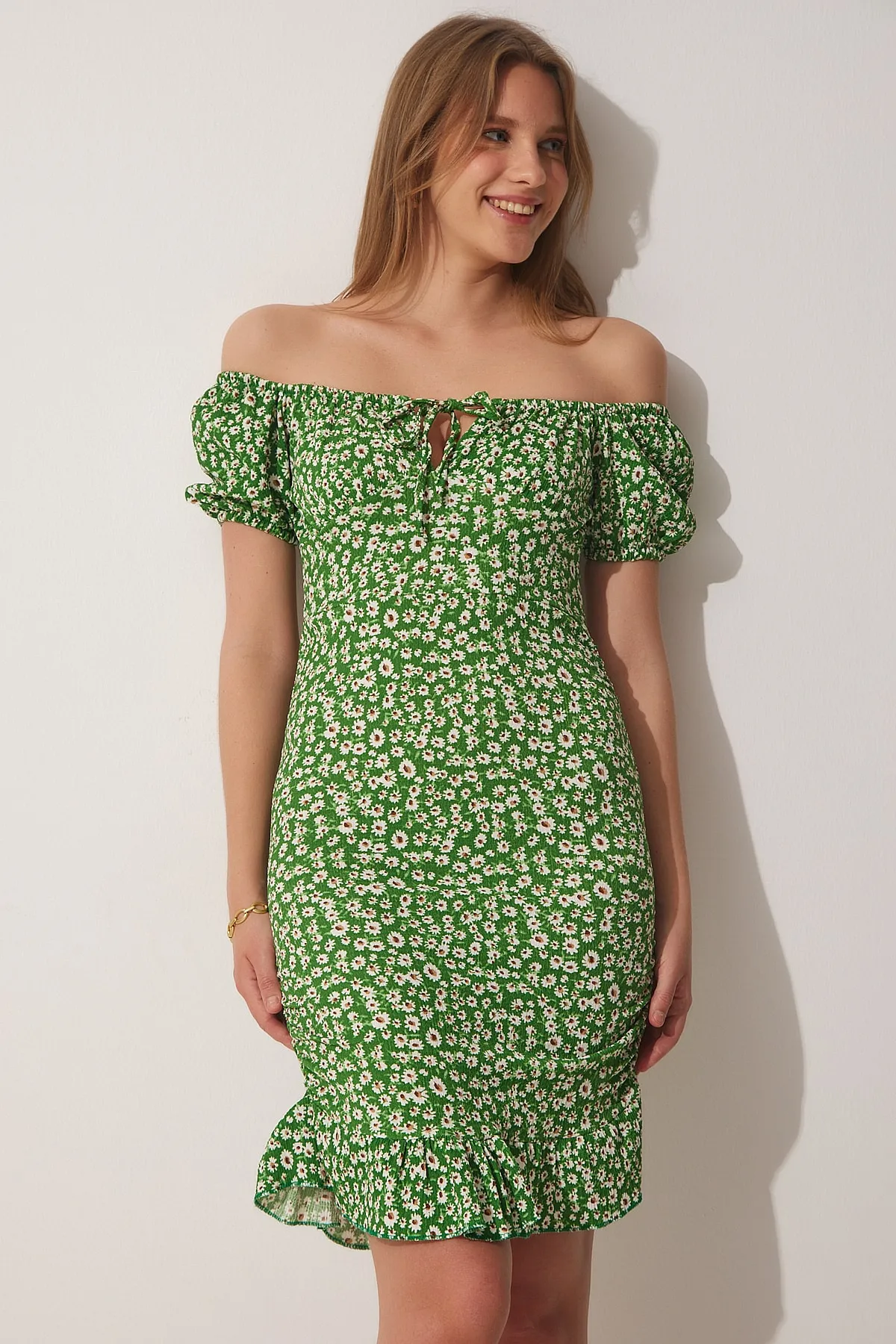 Happiness İstanbul  Grünes gerafftes Strickkleid mit Carmenkragen für Damen FF00130