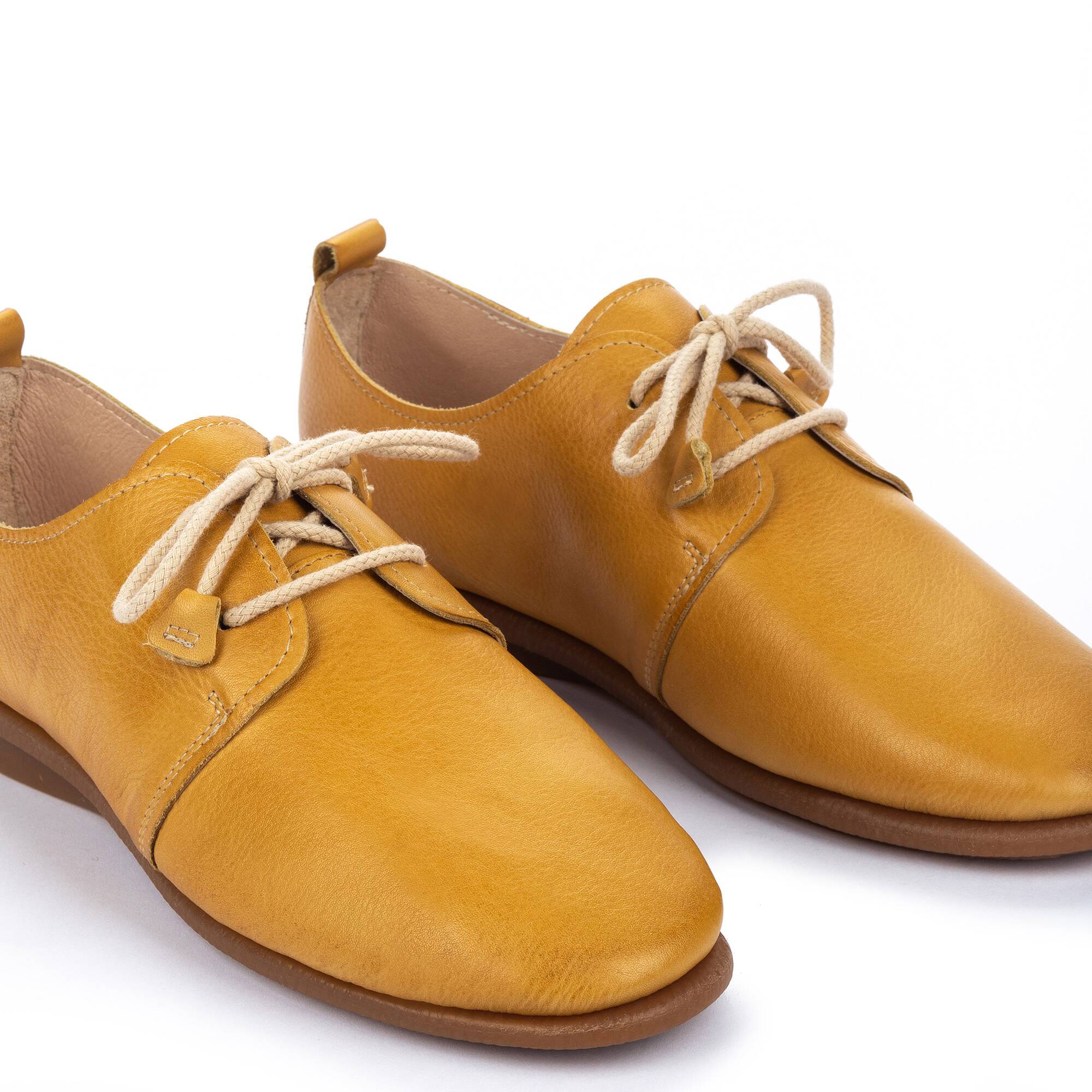 proste buty sznurowane - MIÓD