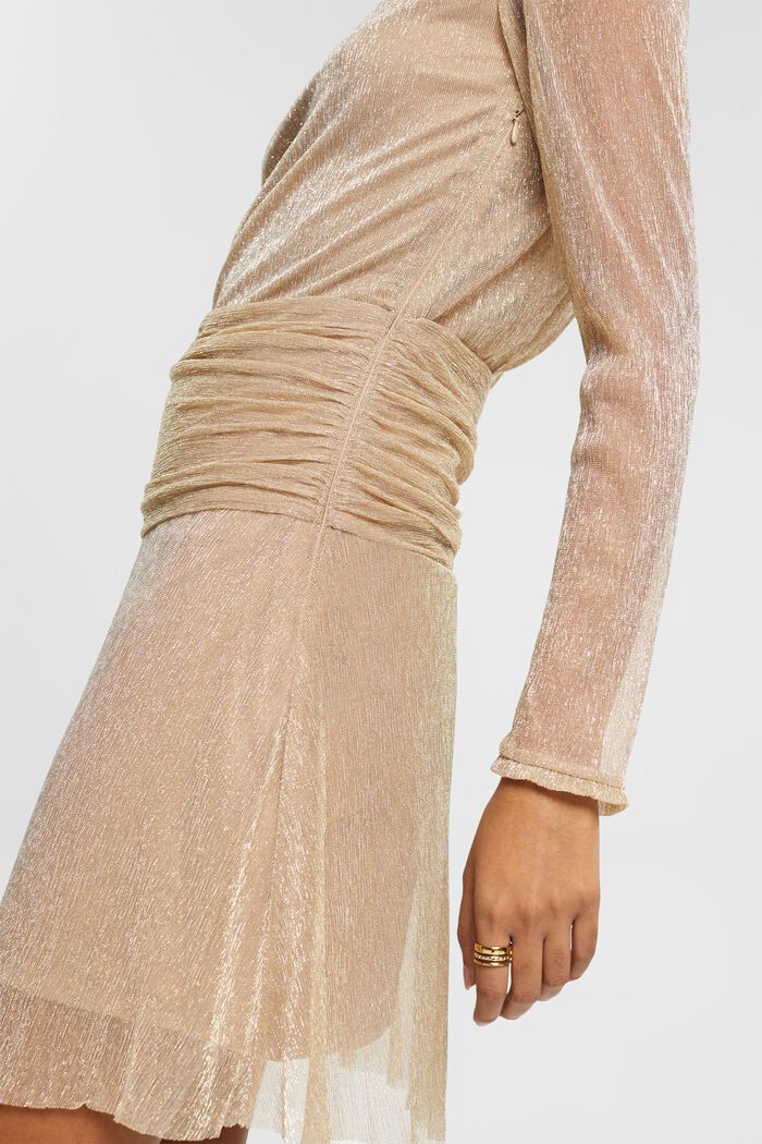 Glitzerndes Meshkleid mit drapierter Taille