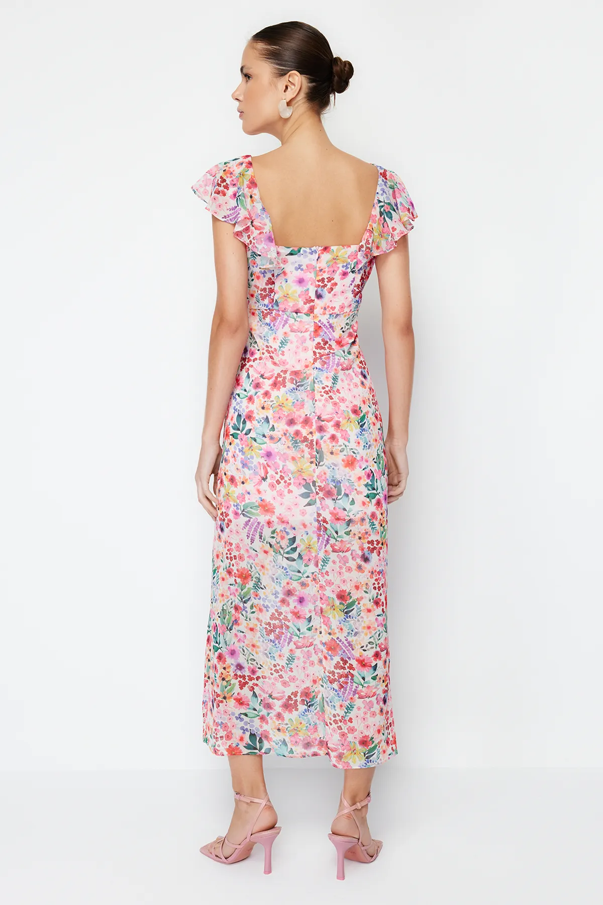 Trendyol Collection  Rosafarbenes, mit Chiffon gefüttertes Maxi-Webkleid mit Rüschen TWOSS24EL00149