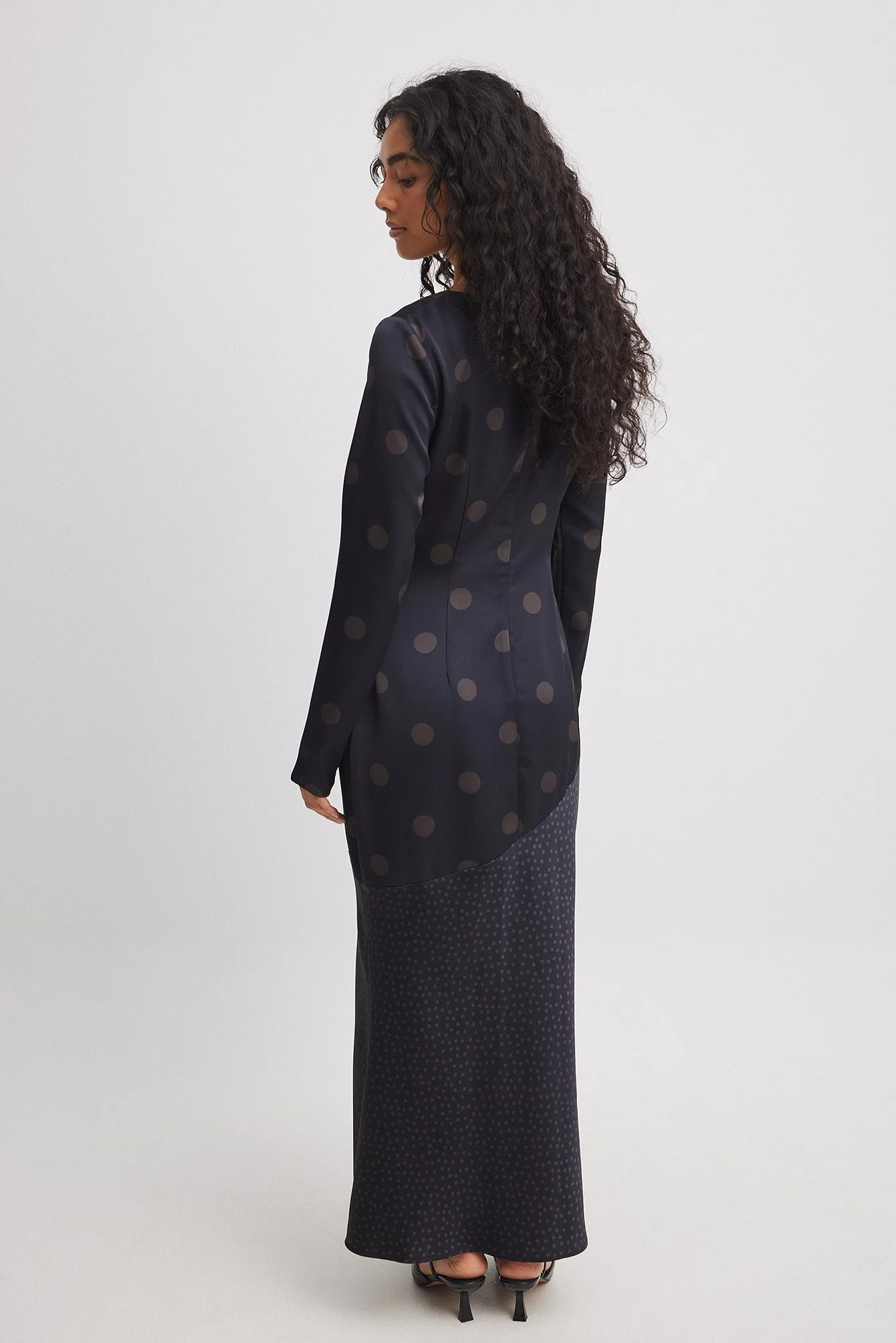 Gepunktetes Midikleid aus Satin
