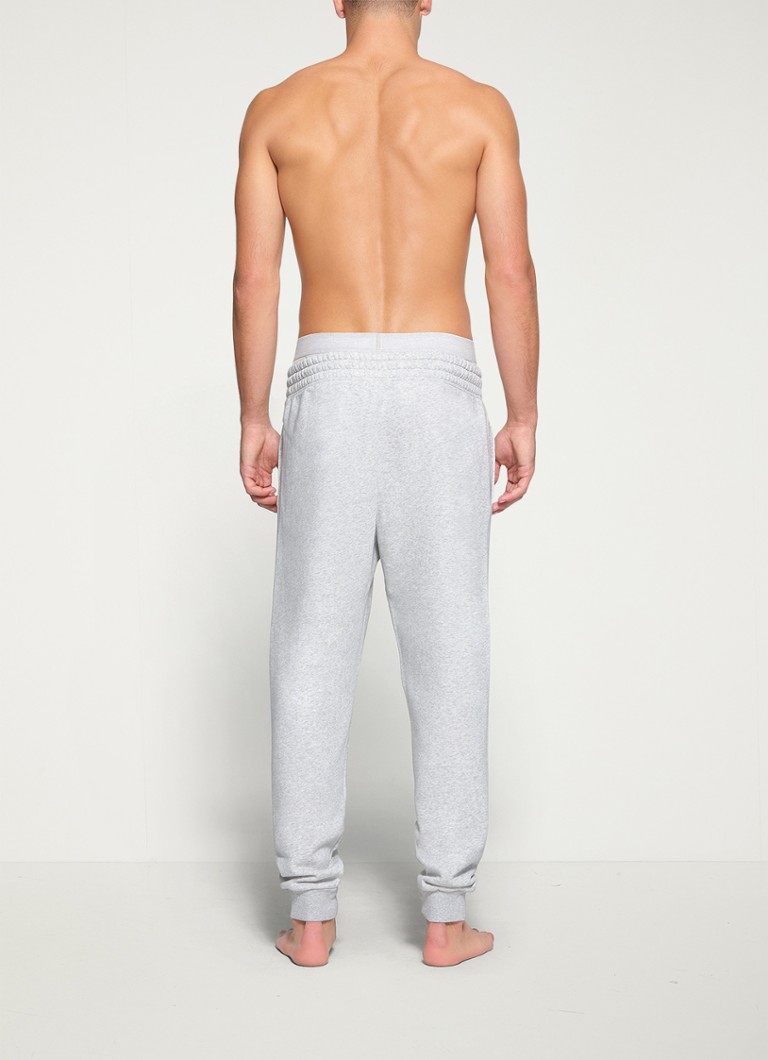 Pantaloni de trening din fleece SKIMS, cu croială slim și buzunare laterale.