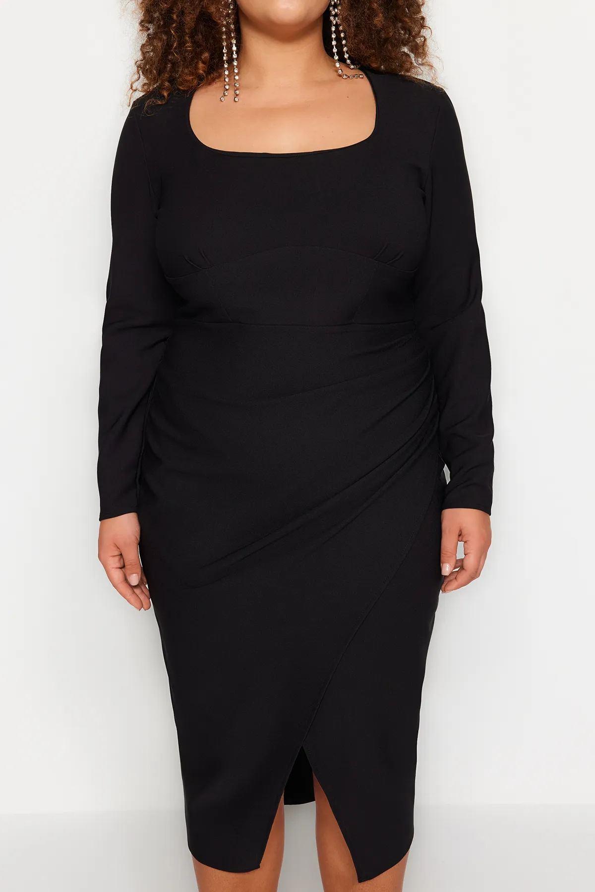Trendyol Curve  Schwarzes tailliertes Midikleid aus Webstoff TBBAW24AH00080