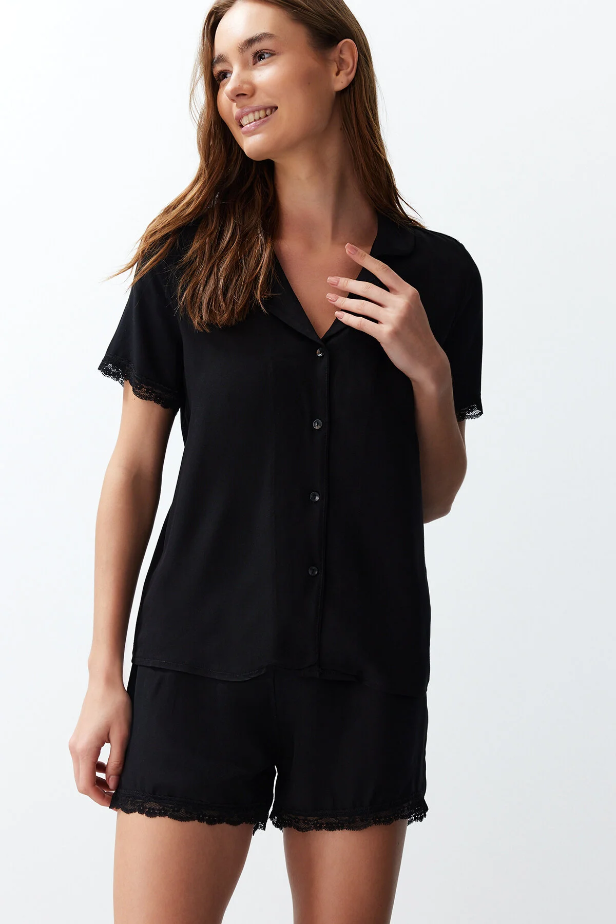Trendyol Collection  Schwarzes Pyjama-Set aus gewebter Viskose mit Spitzendetails THMSS24PT00181