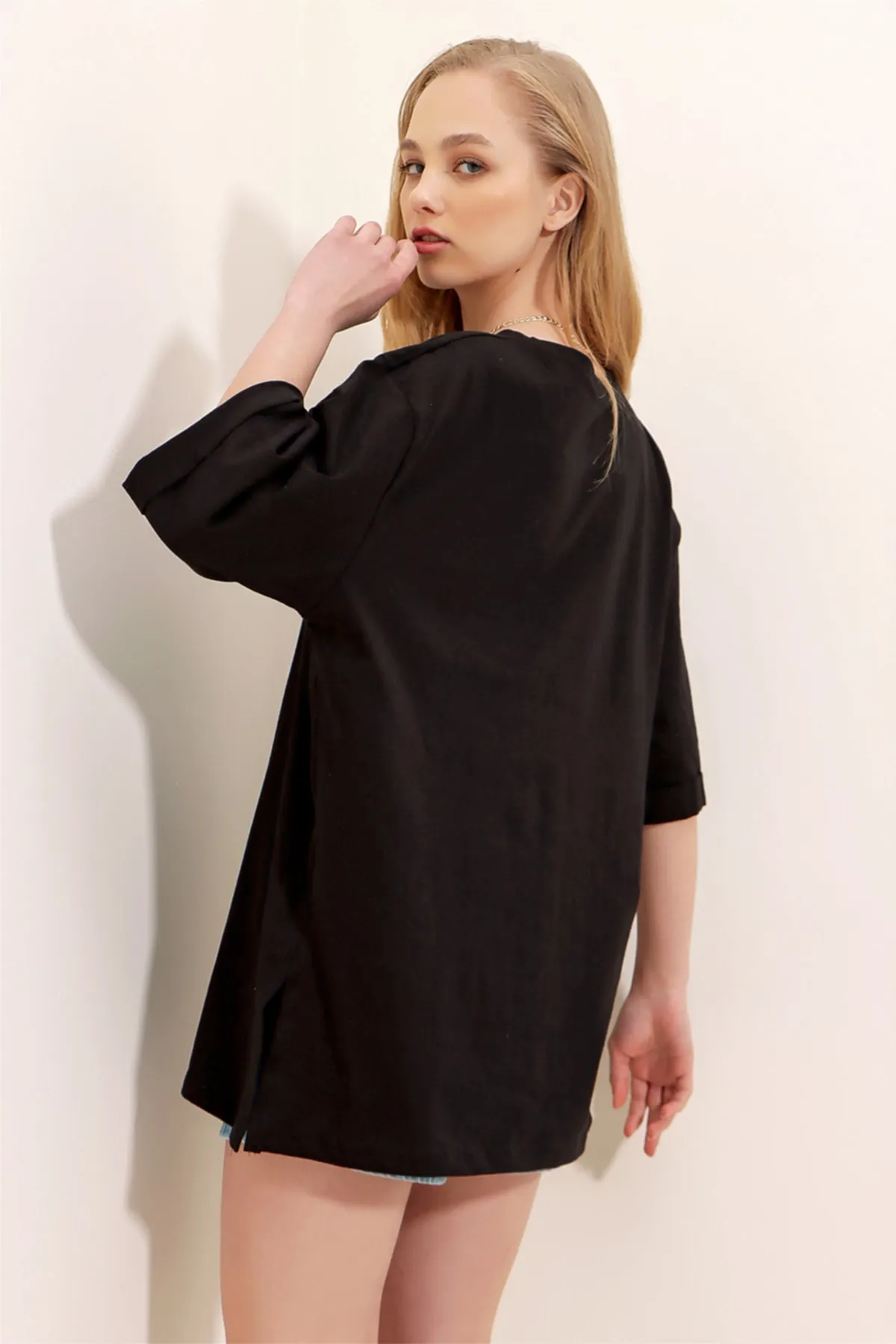 Trend Alaçatı Stili  Schwarzes Damen-Basic-T-Shirt aus Baumwolle mit Rundhalsausschnitt und zwei Ärmeln in Übergröße ALC-X8088
