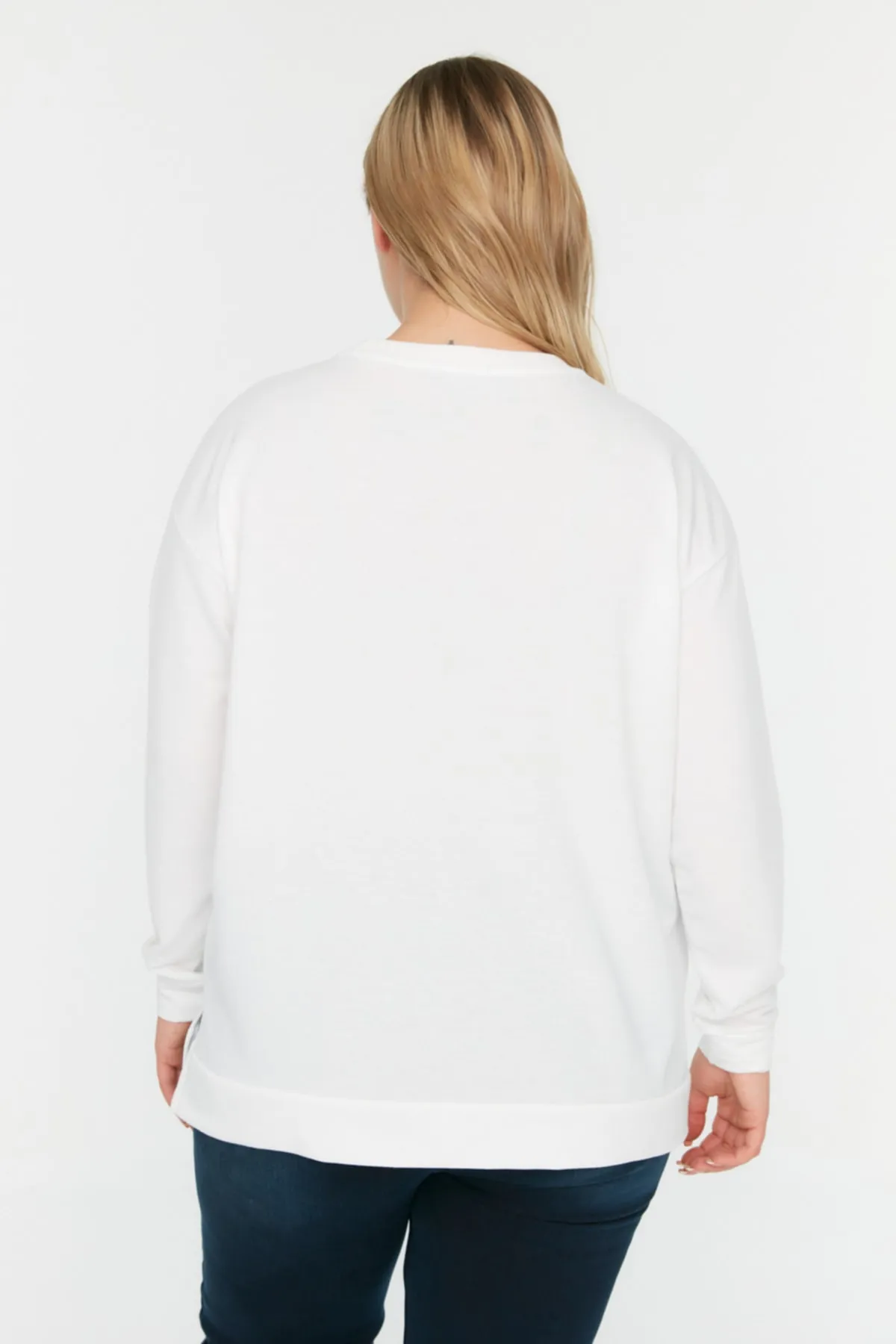 Trendyol Curve  Ecrufarbenes, dünnes Strick-Sweatshirt mit Schlitz und Details TBSSS22SW0172