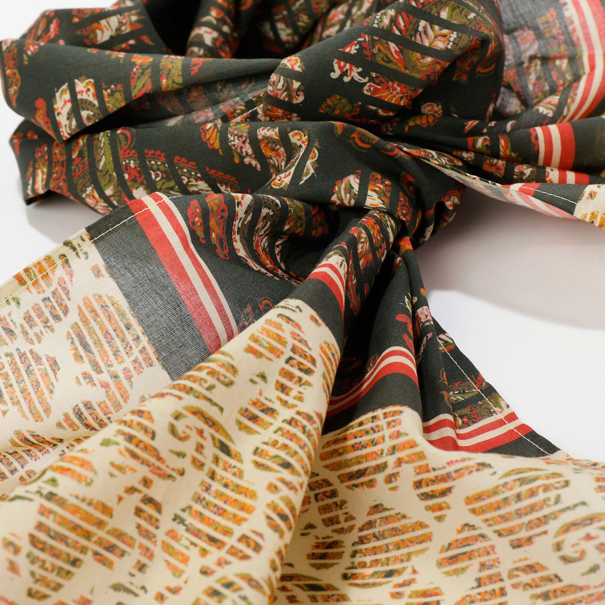 Foulard fabriqué en France imprimé graphique, 198 x 38 cm