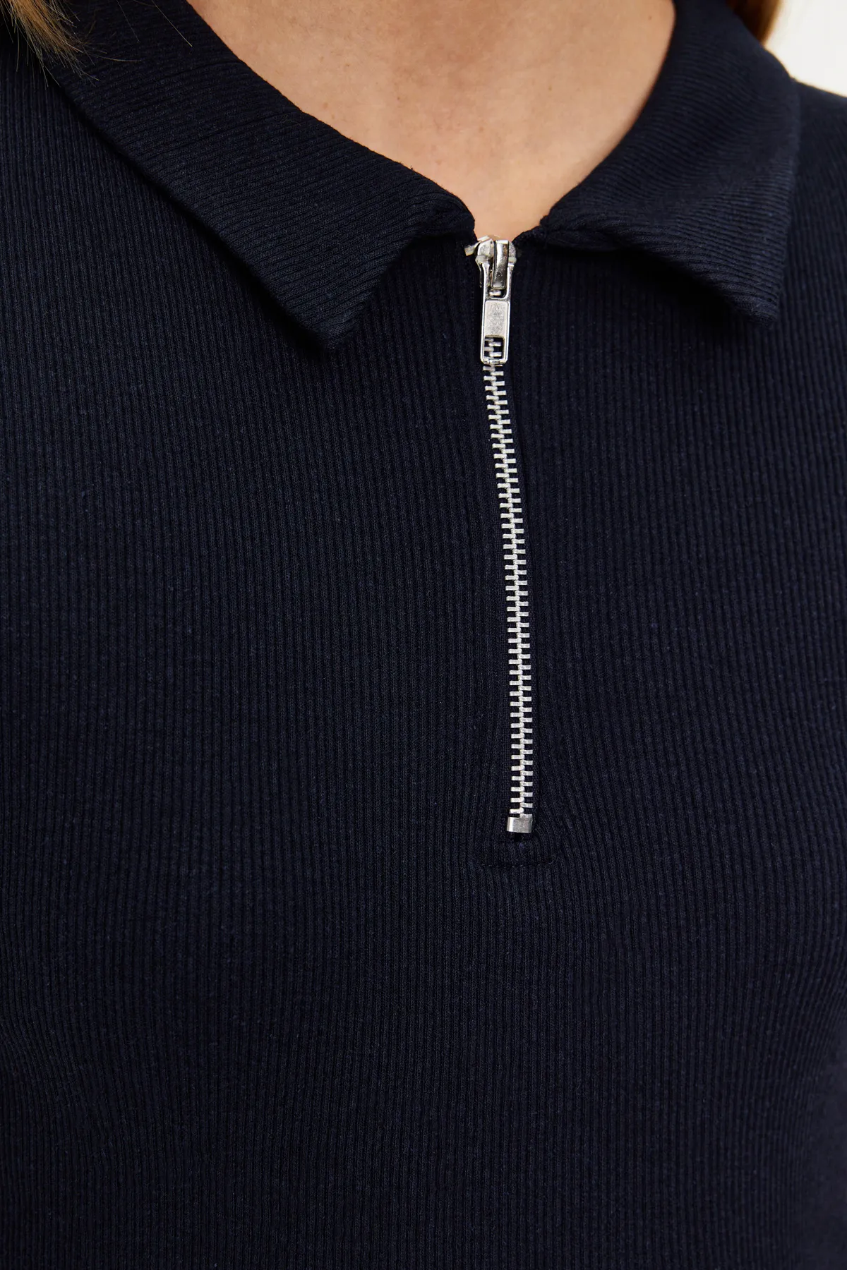 Trendyol Collection  Marineblaue, mit Reißverschluss, detaillierte, taillierte, gerippte, dehnbare Strickbluse mit Polokragen TWOSS23BZ00496