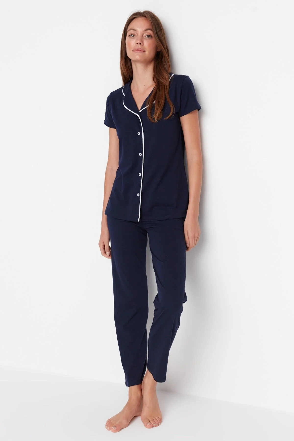 Trendyol Collection  Marineblaues, mit Baumwollpaspeln versehenes, gestricktes Pyjama-Set aus Hemd und Hose THMAW22PT1038