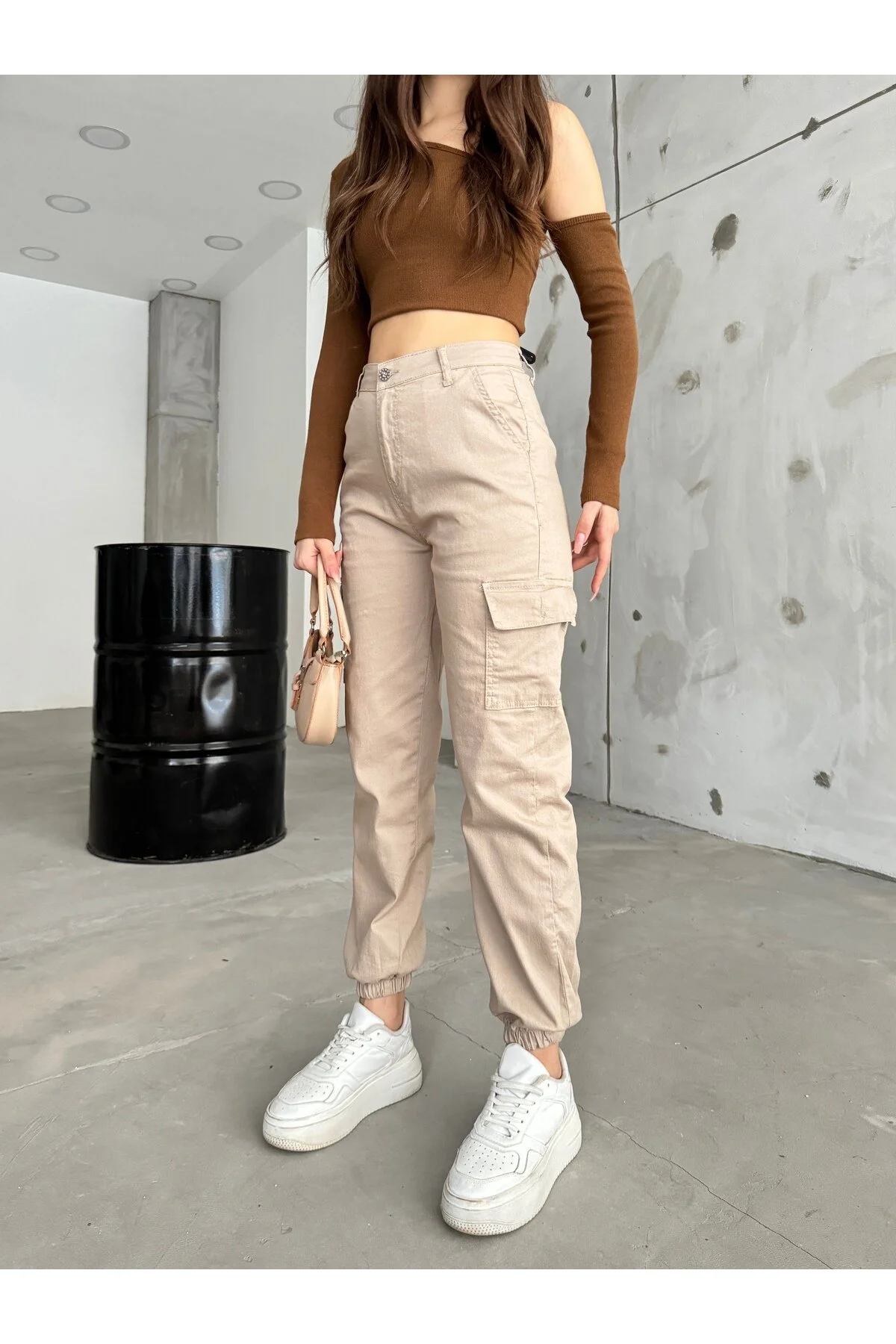 BİKELİFE  Beige Hose aus Gabardine-Stoff mit Cargotaschen