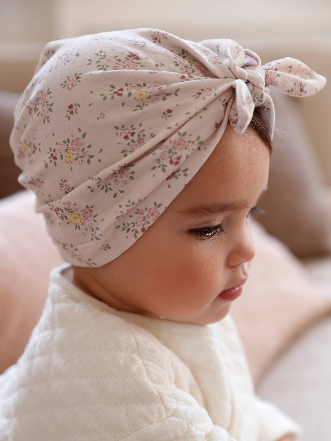 Bonnet esprit turban bébé fille en maille imprimée beige poudré
