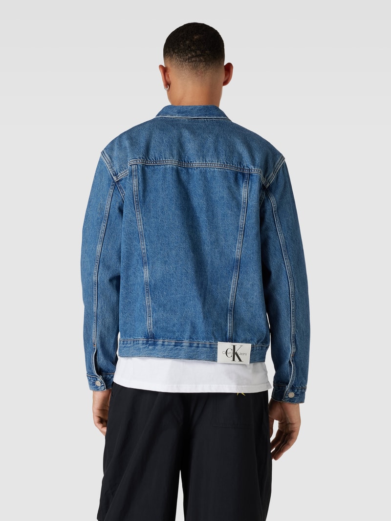 Jeansjacke mit Label-Patch in blau
