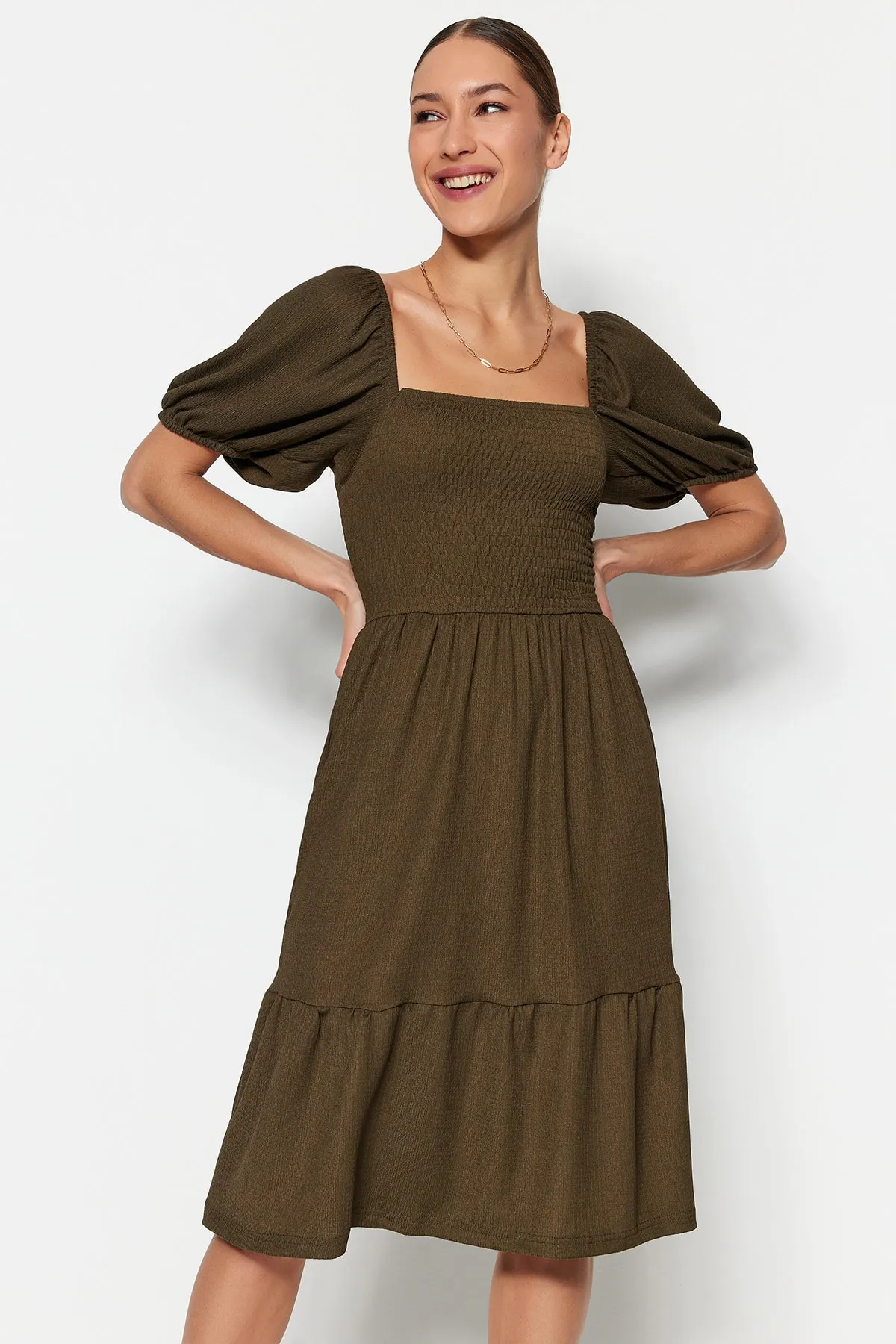 Trendyol Collection  Khakifarbenes Midi-Pullover-Strickkleid mit offener Taille/Skater-Strickkleid mit quadratischem Ausschnitt und Ballonärmeln TWOSS22EL1088