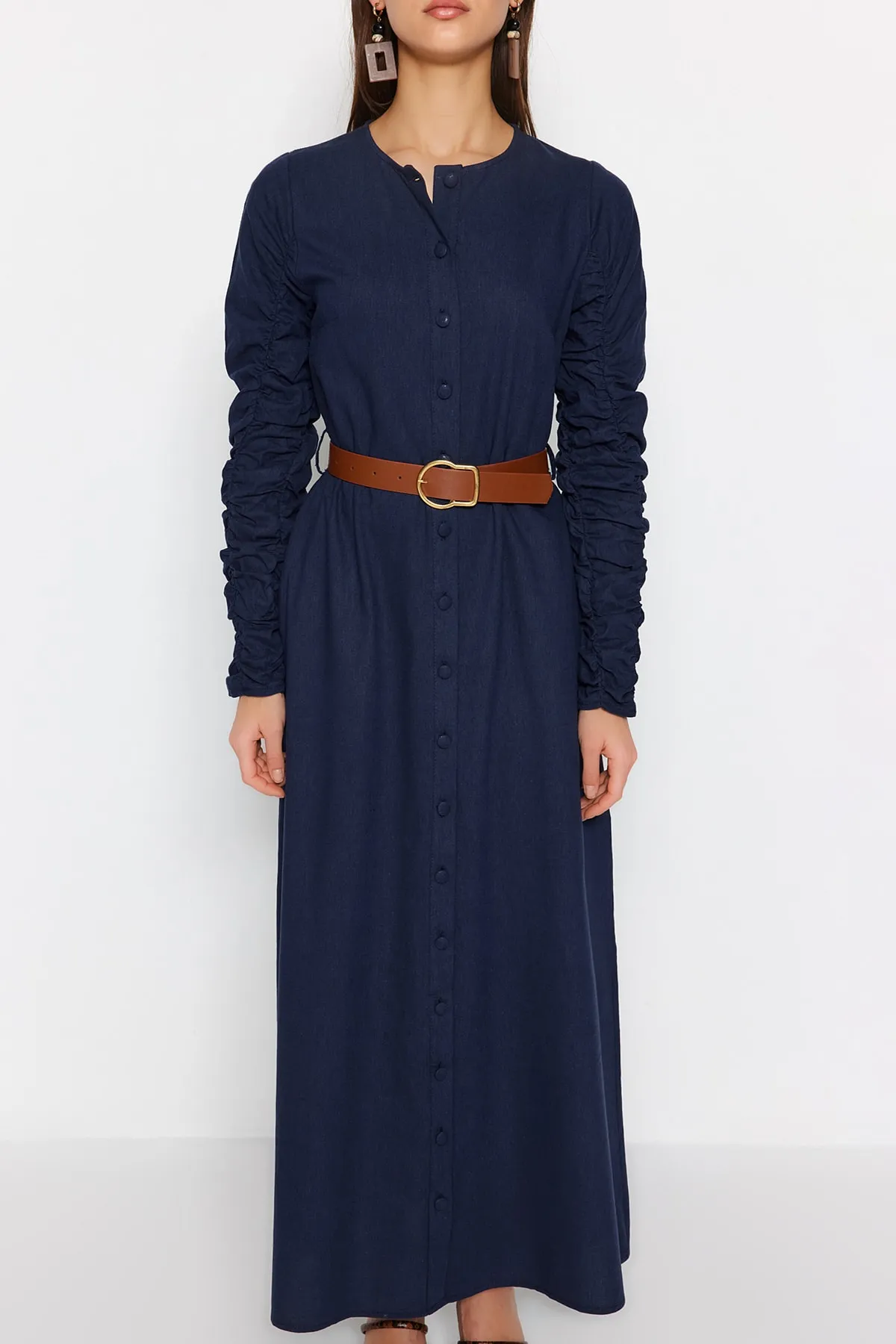 Trendyol Modest  Marineblaues Hemdblusenkleid aus gewebtem Leinengemisch mit Gürtelärmeln, gerafften Taschen und Details TCTSS23EB00152