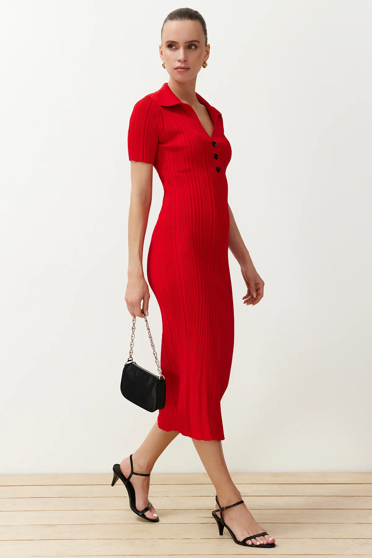 Trendyol Collection  Roter einfarbiger Maxi-Strick-Polokragen TWOSS24EL00282