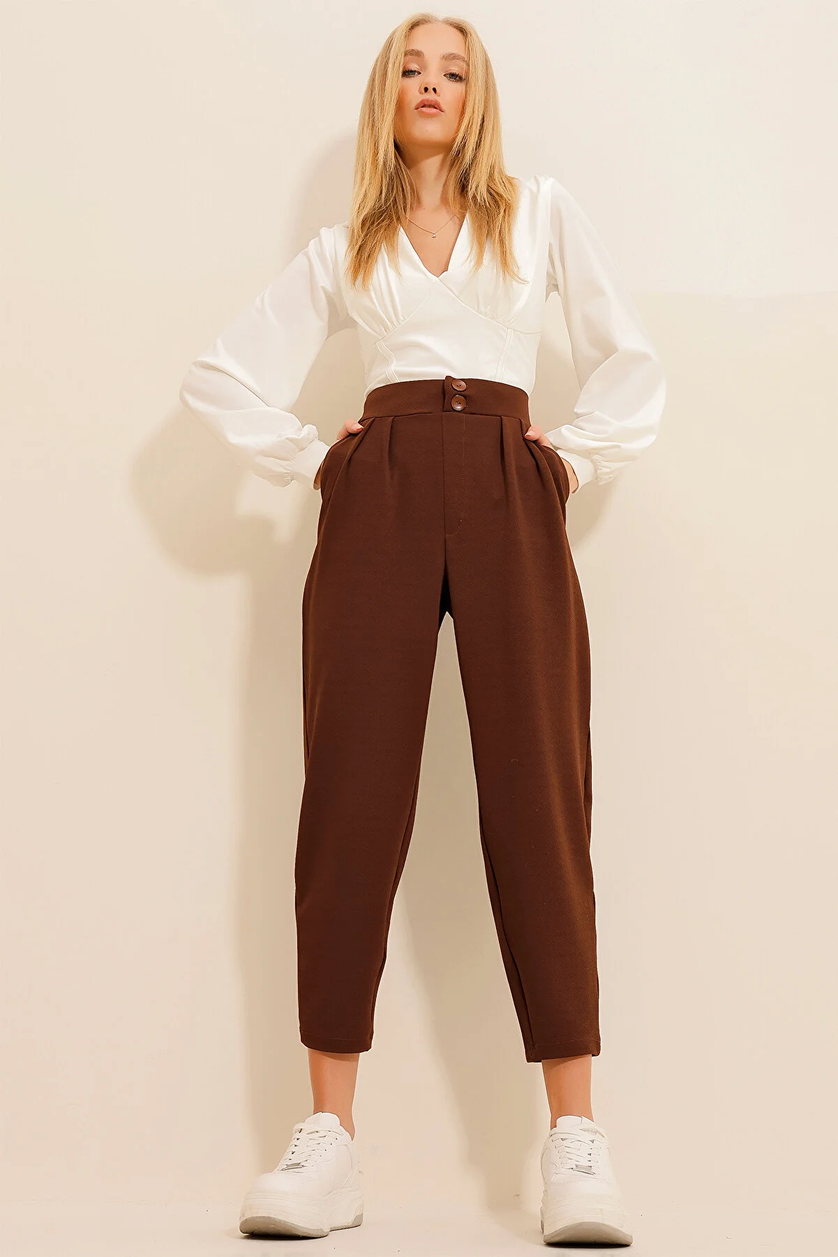 Trend Alaçatı Stili  Braune Karottenhose mit hoher Taille für Damen ALC-X11148