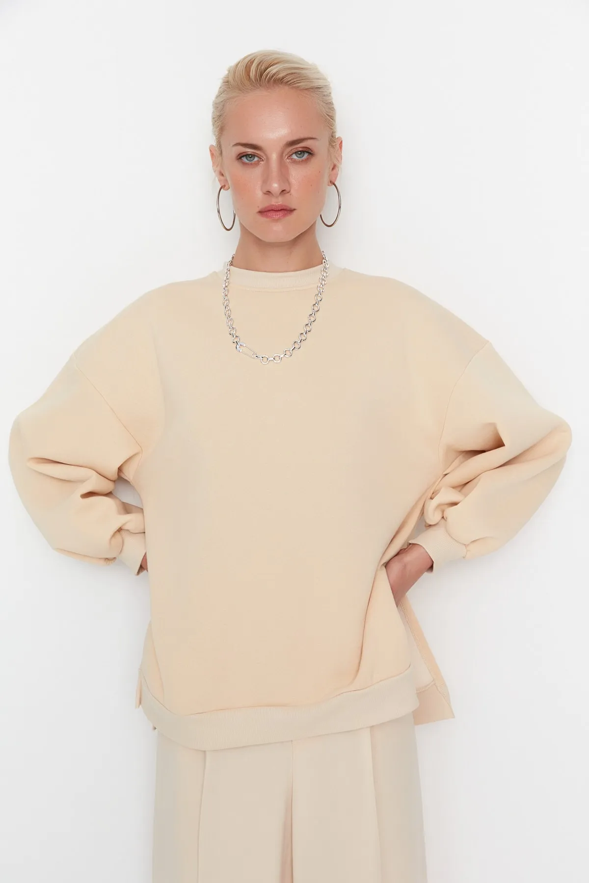 Trendyol Collection  Beiges Oversize/Wide Fit Strick-Sweatshirt mit Schlitzdetail innen aus dickem Fleece TWOAW23SW00195