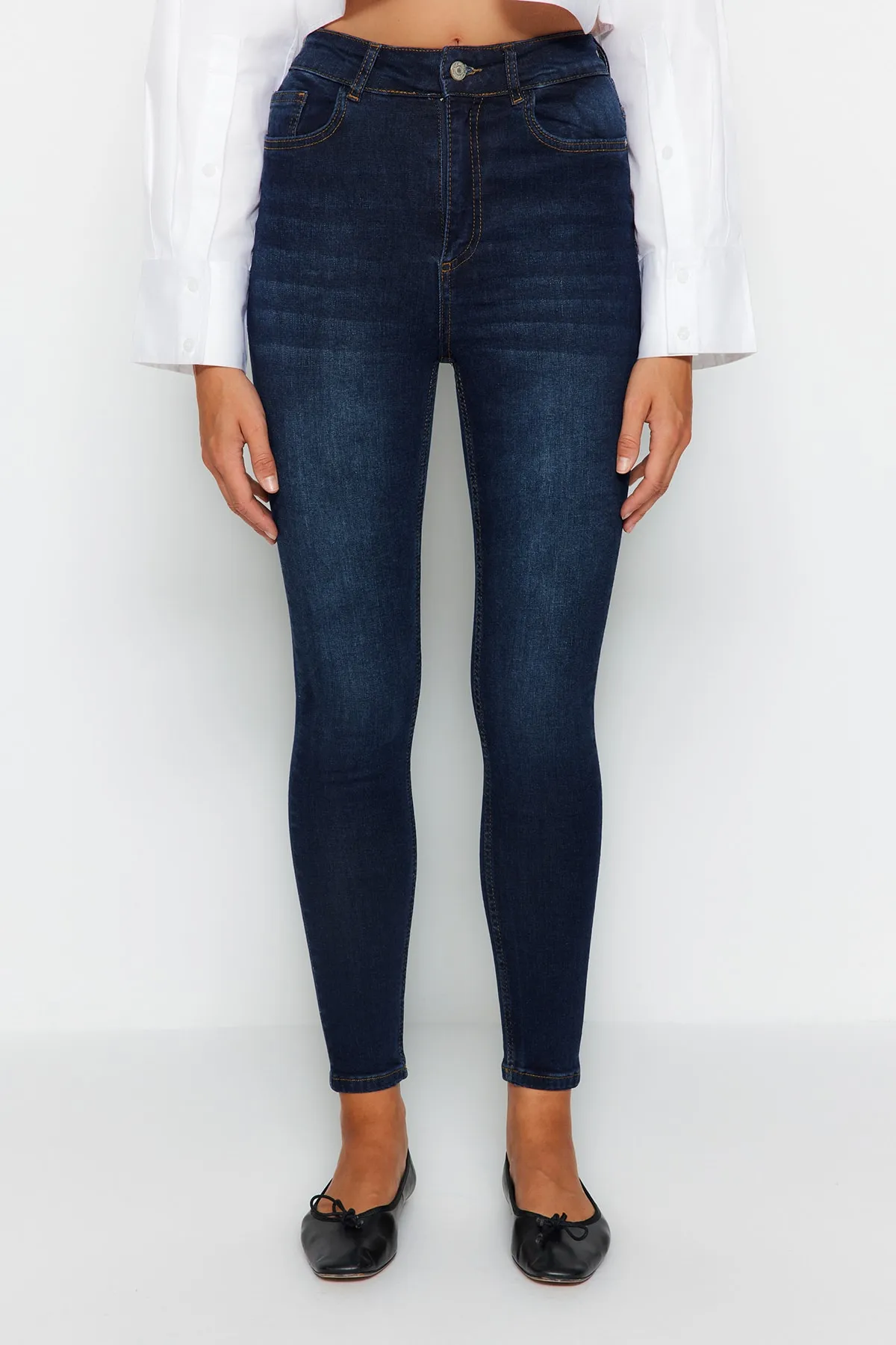 Trendyol Collection  Dunkelblaue Skinny Jeans mit normaler Taille TWOAW24JE00172