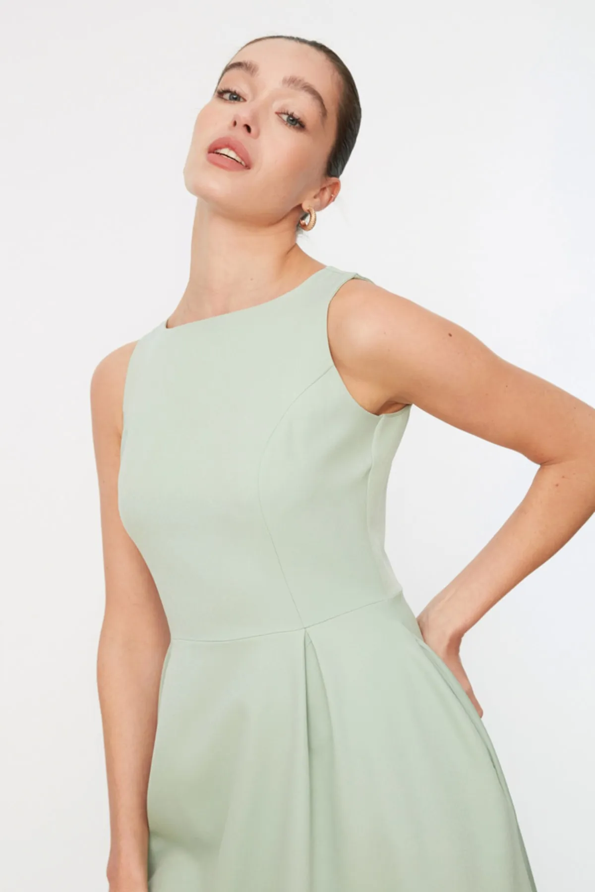Trendyol Collection  Mintfarbenes, gewebtes, plissiertes Midi-Kleid mit Taillenbund TWOSS20EL0980
