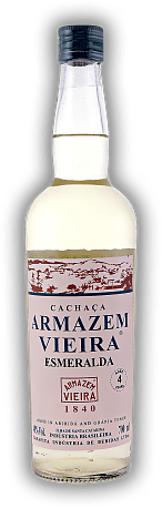 Armazem Vieira Cachaca ESMERALDA Armazem Vieira Cachaca ESMERALDA Esmeralda hinterlässt immer einen Eindruck, der als frisch wahrgenommen wird. Alter 4 J. - 0,7	 Liter - Vol 40%