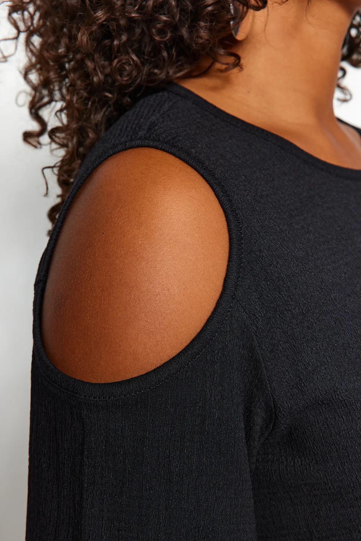 Trendyol Curve  Schwarzes, detailliertes Strickkleid mit A-Linien-Ausschnitt TBBSS22EL2986