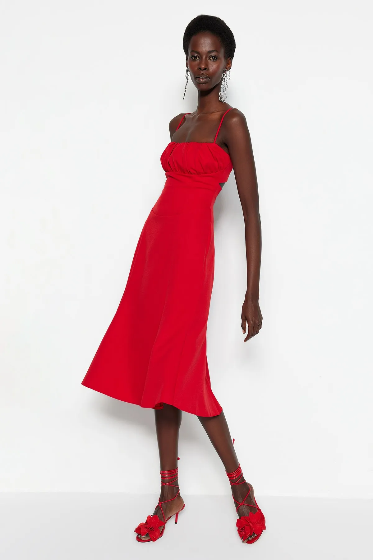 Trendyol Collection  Stilvolles Abendkleid im roten Korsett-Look mit Raffungsdetail TPRSS22EL2025