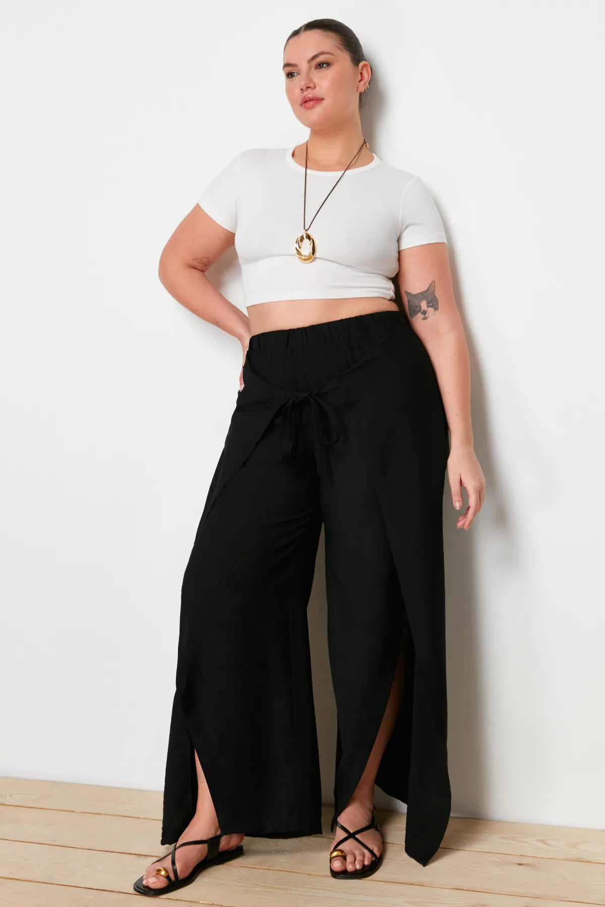 Trendyol Curve  Schwarze Strandhose aus gewebtem Textil mit Wickelverschluss
