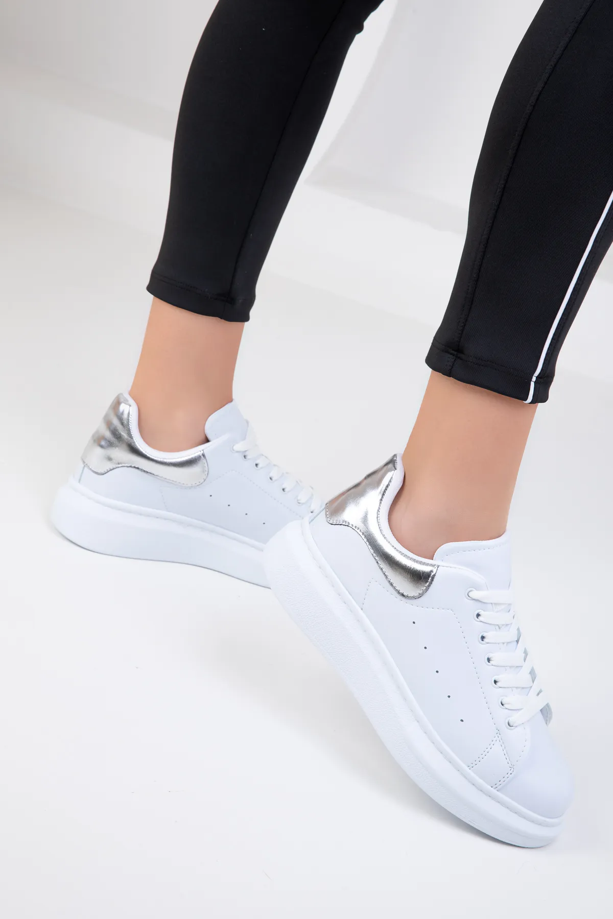 SOHO  Weiß-silberne Damen Sneakers 15732