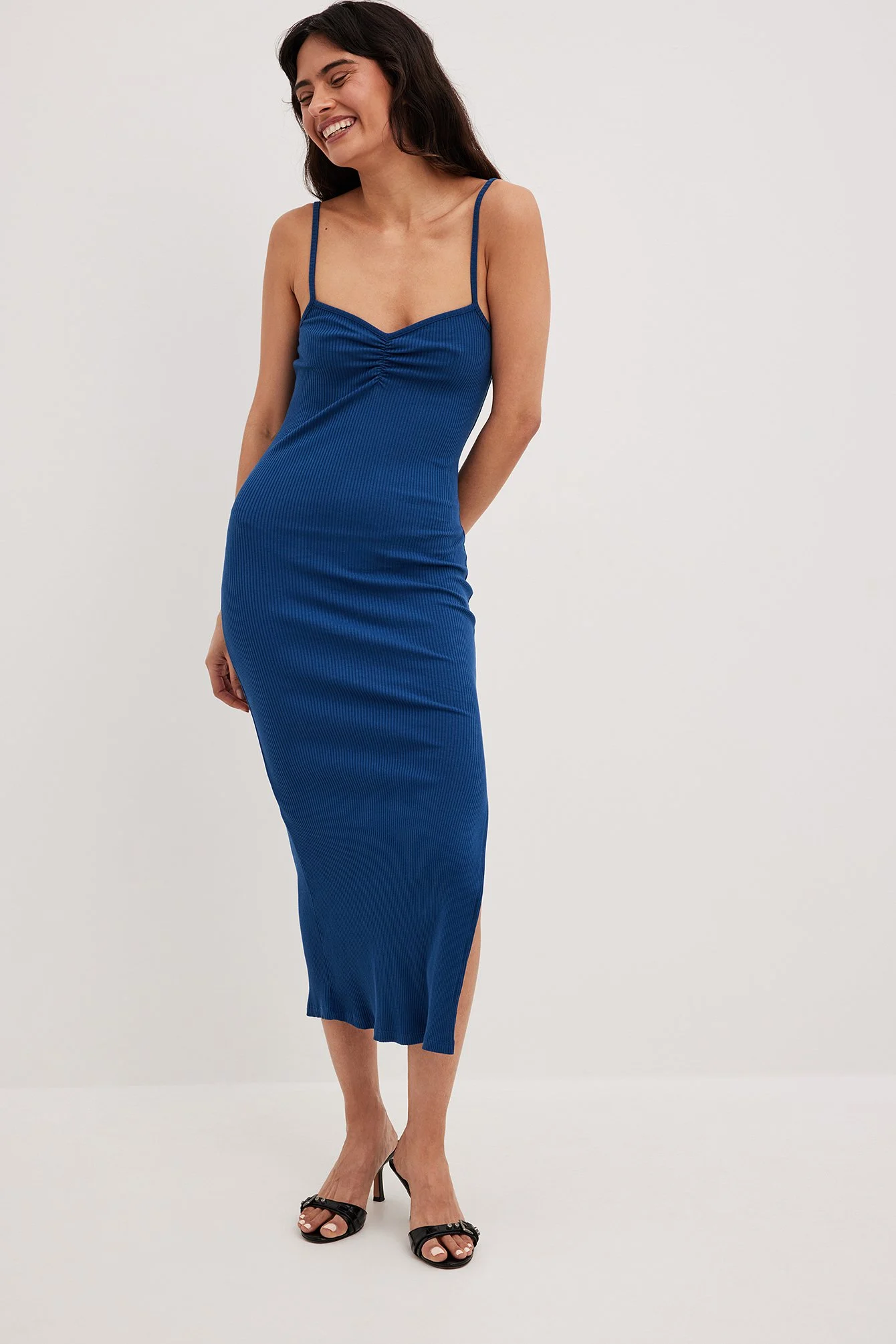 Midikleid mit Herzausschnitt und Riemen