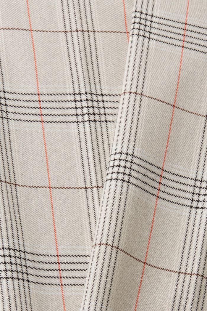 Verkürzte Karohose mit ausgestelltem Bein