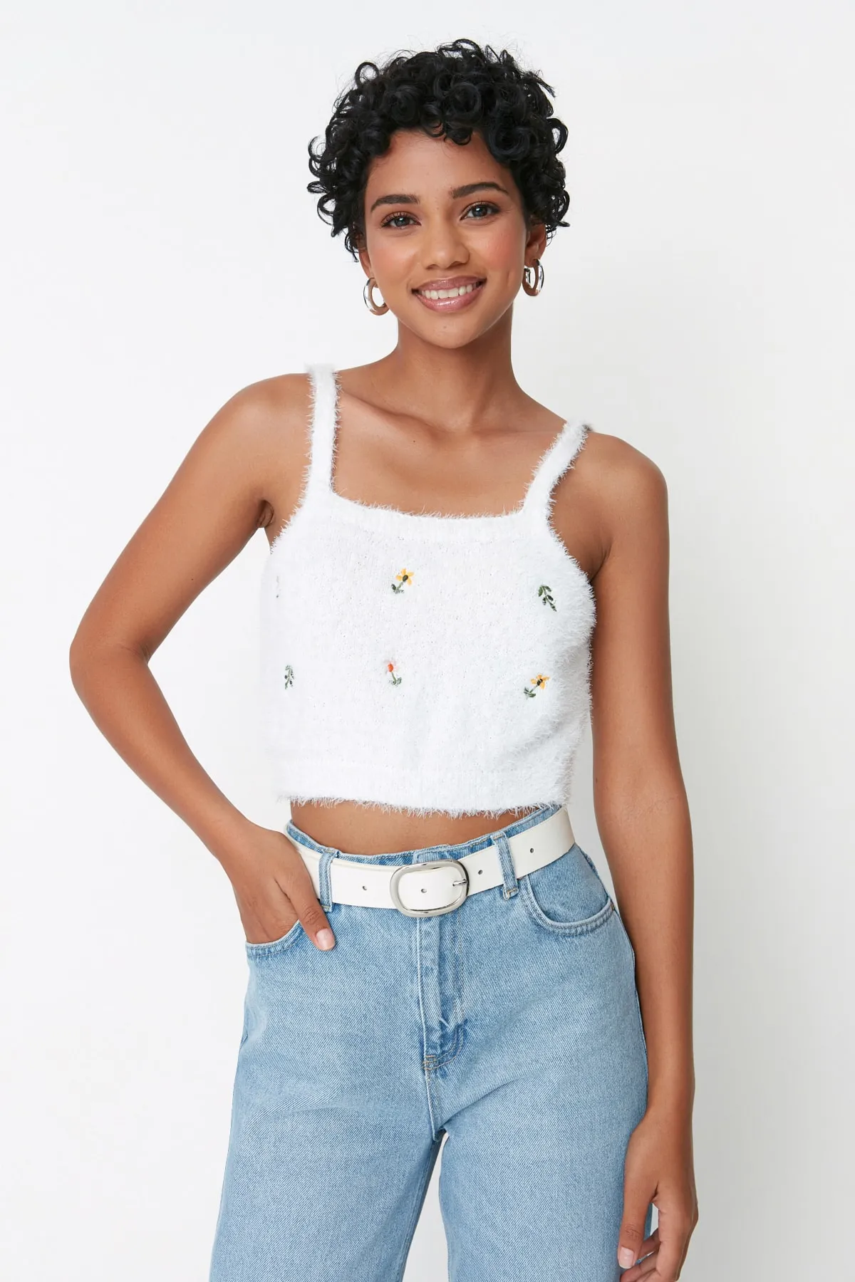 Trendyol Collection  Ecrufarbenes Strickset mit Pelz-/Bartseil-Bluse und Strickjacke TWOAW22HI0055