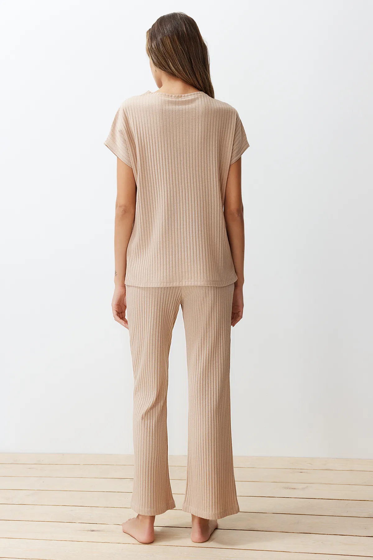 Trendyol Collection  Beige gestricktes Pyjama-Set mit Kordelkragen und detailliertem Muster THMSS24PT00234