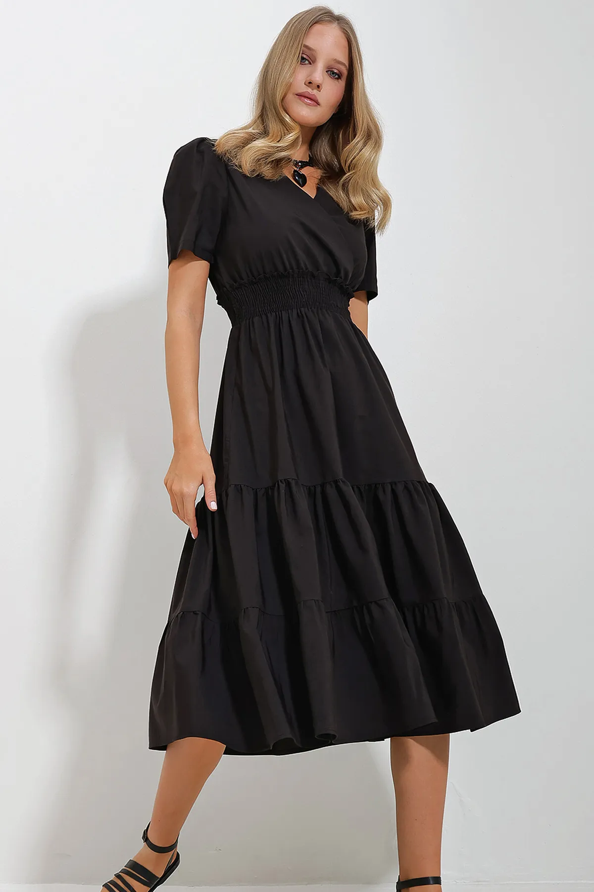 Trend Alaçatı Stili  Schwarzes zweireihiges Damenkleid aus gewebter Popeline mit Taillenführung und Volants ALC-X11610