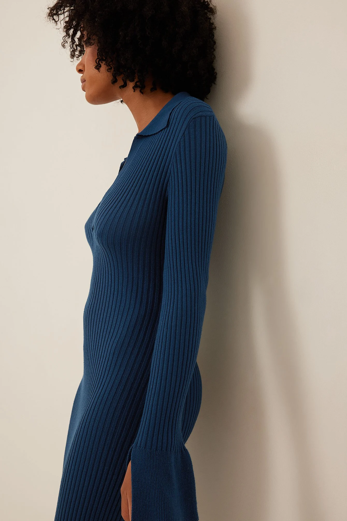 Rippenstrick-Kleid mit Trompetenärmeln