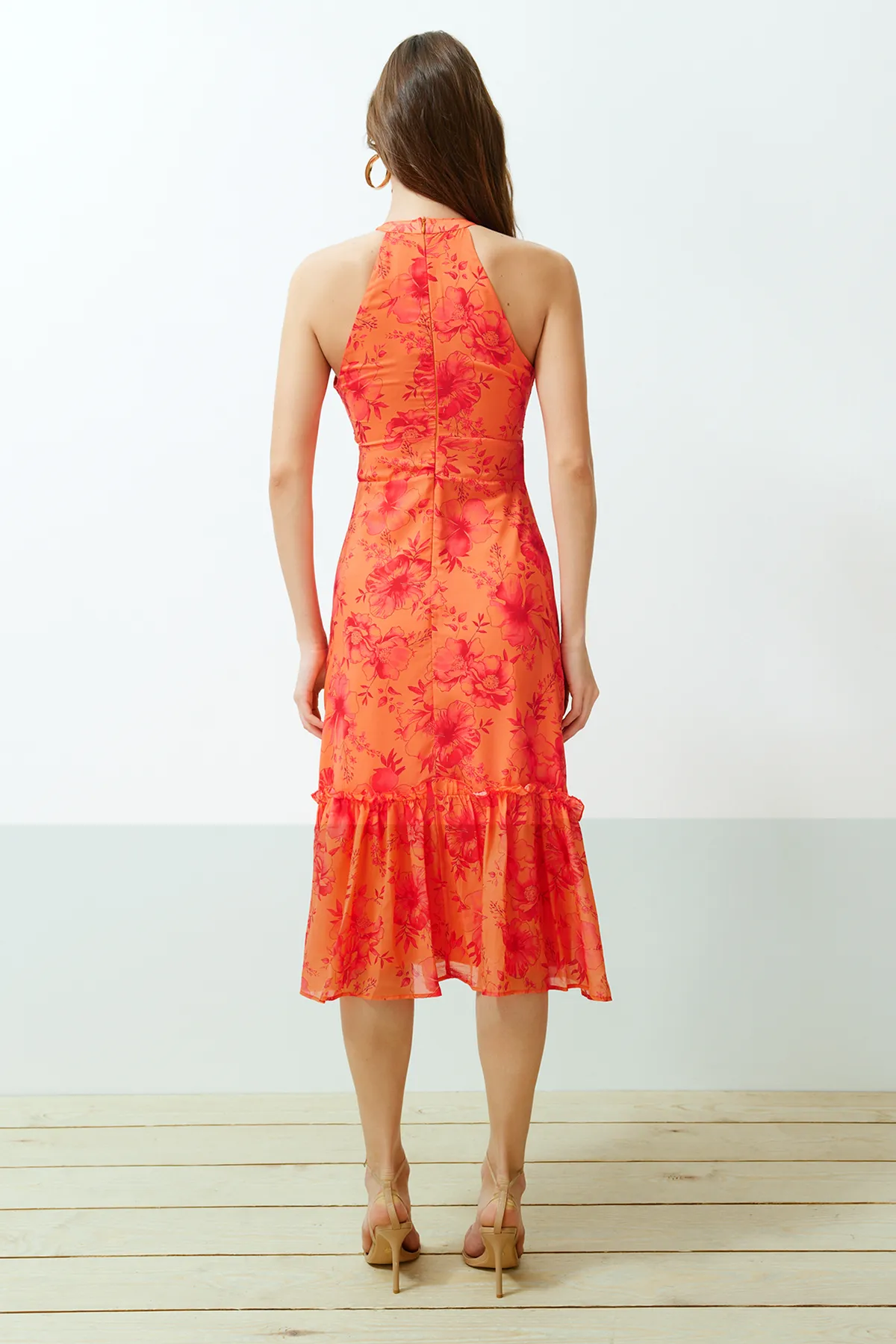 Trendyol Collection  Orangefarbenes, gewebtes Kleid mit A-Ausschnitt und Neckholder-Midi-Chiffon-Futter und Blumendruck TWOSS19LJ0200