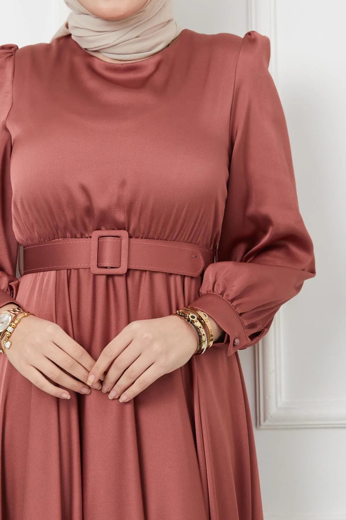 Olcay  Ausgestelltes Abendkleid mit Gürtel-Accessoires Dried Rose 1602
