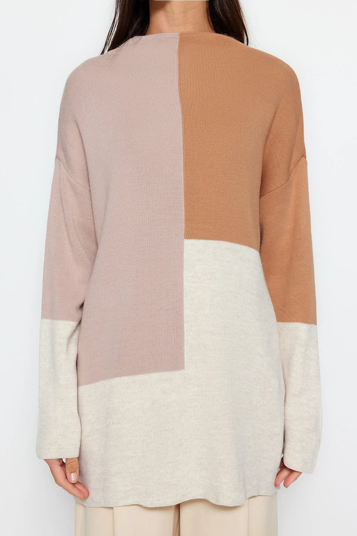 Trendyol Modest  Steinfarbener Strickpullover mit Stehkragen und Blockfarben TCTAW22AK0054